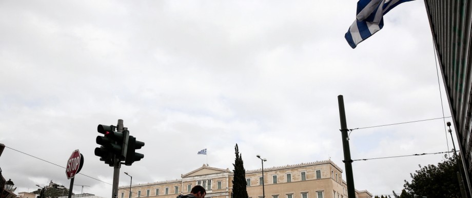 Reform-Liste der griechischen Regierung: Passanten und Berufsverkehr vor dem griechischen Parlament in Athen
