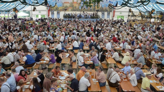 Dachauer Volksfest: Auf dem Volksfest in Dachau sind die Plätze im Festzelt begehrt. Hunderttausende Besucher kommen jedes Jahr. Ein Grund ist der niedrige Bierpreis.