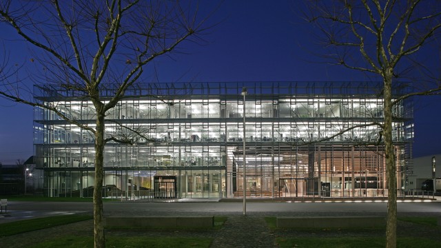 Designer Jason Wu bei Boss: Auf Hochglanz getrimmt: Die Firmenzentrale in Metzingen, die Hugo Boss vergangenes Jahr bezog, ist ein moderner Bau aus Glas und Stahl.