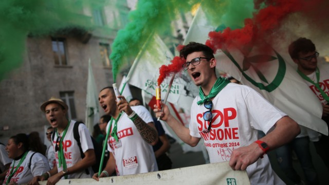 Lega Nord in Italien: Viel Rauch in Mailand: Anhänger der Lega Nord demonstrieren gegen Einwanderer.