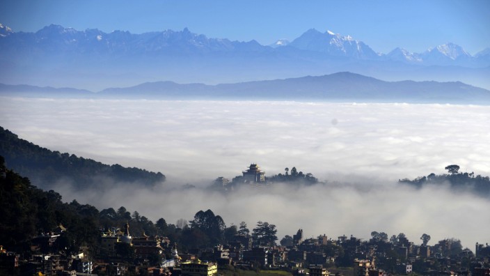 Erdbebenrisiko im Himalaya: Nur die Vororte Kathmandus ragen auf diesem Bild über die Wolken. Die Hauptstadt Nepals hat bei dem Erdbeben am Wochenende schwere Zerstörungen erlitten.