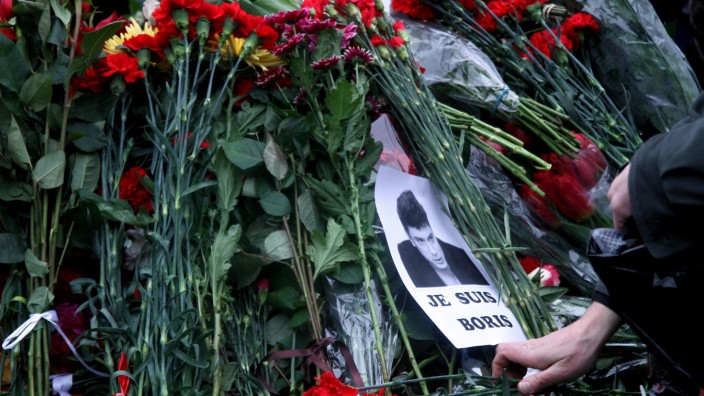Reaktionen auf das Attentat in Moskau: An dem Ort, an dem Boris Nemzow erschossen wurde, haben Menschen Blumen niedergelegt.
