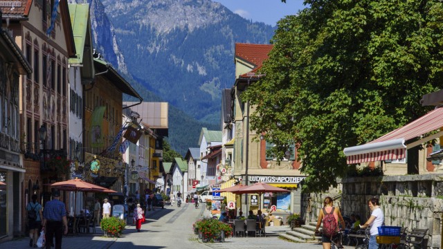 Verlagerung von Behörden: Auch die Gemeinden am Alpenrand wollen von Söders Plänen profitieren (im Bild: Garmisch-Partenkirchen).