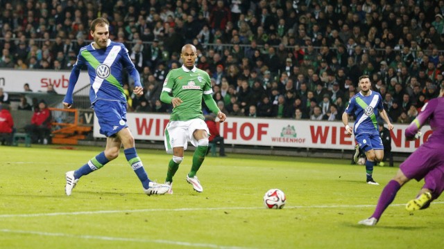 5:3 des VfL Wolfsburg: Wolfsburger Tormaschine: Bas Dost (links) traf auch beim 5:3 in Bremen für den VfL zweimal - es waren zwei entscheidende Treffer des Abends.
