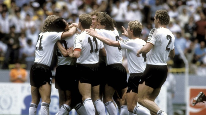 BREHME Andreas Team Deutschland Jubel um Torschuetzen Brehme FIFA Fussball Weltmeisterschaften 1986