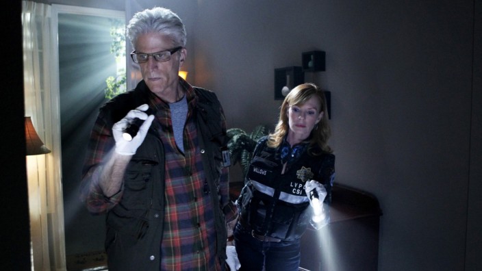D.B. Russell (Ted Danson, links) and Catherine Willows (Marg Helgenberger) bei der Arbeit in CSI: Vegas.
