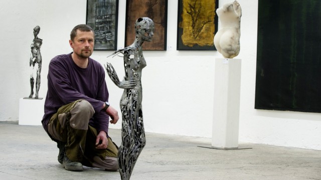 Jahresausstellung: Karl Orth hinter seiner eigene Skulptur im Ausstellungsraum.