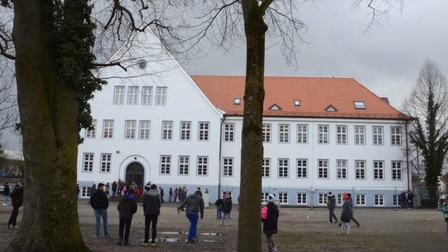 Schulschließung in Dachau: Noch sechs Klassen teilen sich das Schulgebäude an der Thoma-Wiese mitten in Dachau.