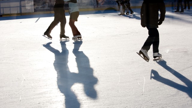 Freizeit in München: Spaß am Kurvendrehen: Schlittschuhläufer auf der Eisbahn im Prinzregentenstadion.