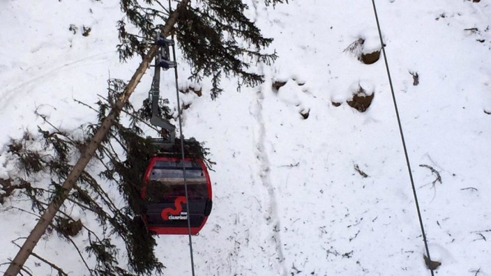 200 skiers rescued from Val Gardena cable car
