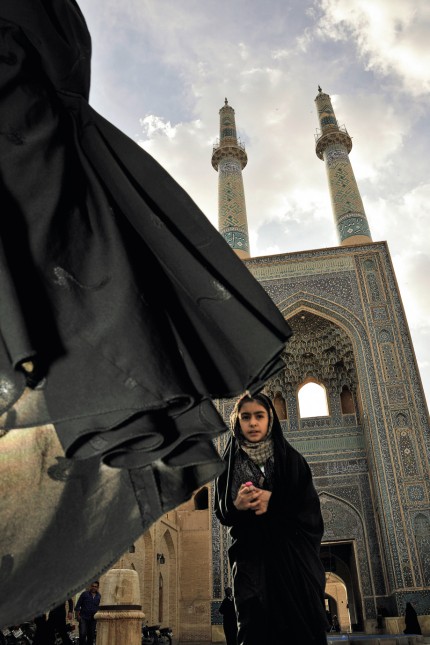 Iran: Stephan Orth kommt den Iranern auch in der Öffentlichkeit nahe, zum Beispiel vor der Jame-Moschee in Yazd.
