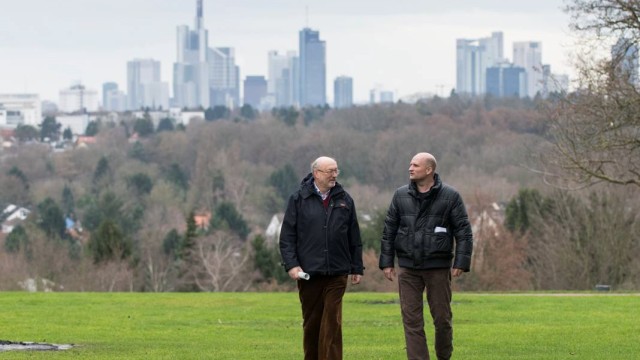 Überdüngung: Manfred Niekisch (links) im Gespräch mit Reporter Jan Berndorff. Niekisch ist Professor für Internationalen Naturschutz an der Goethe-Universität in Frankfurt am Main