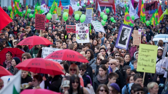 An der nach Veranstalterangaben größten Frauentags Demonstration seit 20 Jahren beteiligen sich in B