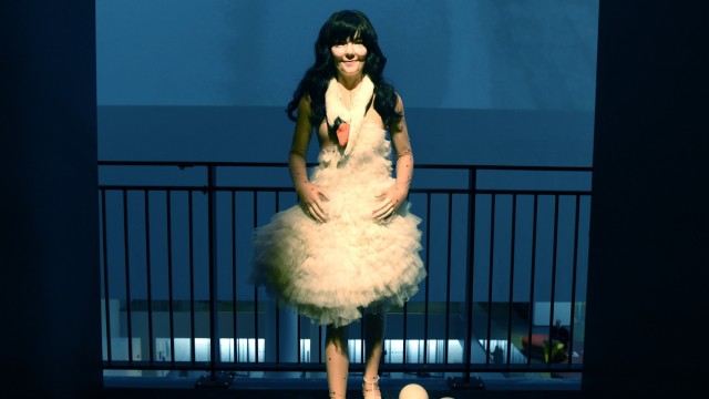 Björk-Ausstellung im MoMA: Im Schwanenkleid von Marjan Pejoski, schrieb sich Björk 2001 in die Mode-Annalen der Oscar-Verleihung ein.