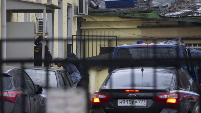 Mordfall Nemzow: Die Polizei eskotiert Verdächtige in ein Gericht in Moskau