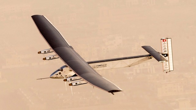 Das Solarflugzeug Solar Impulse 2 startet zur Weltumrundung