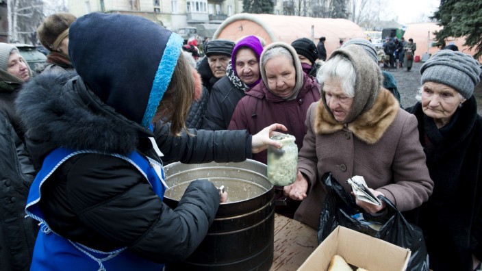 Wirtschaft in der Ukraine: Essensausgabe in der ostukrainischen Stadt Debalzewe.