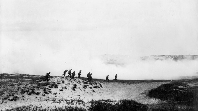 Deutsche Soldaten während eines Gasangriffs in Flandern im Ersten Weltkrieg