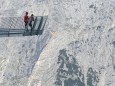Zwei Männer stehen auf der Aussichtsplattform AlpspiX.