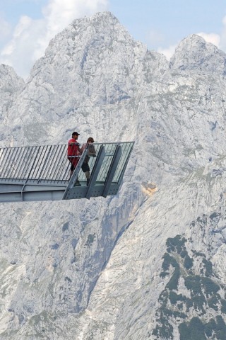 Zwei Männer stehen auf der Aussichtsplattform AlpspiX.