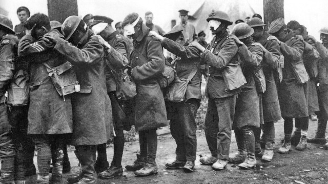 Giftgas im Ersten Weltkrieg: Britische Soldaten 1918, die in Flandern durch deutsches Gas geblendet wurden, warten auf ihre Behandlung.