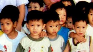 Familie Jolie-Pitt: Links im Bild:  Pax Thien - der neue Sohn von Angelina Jolie. Das Bild zeigt ihn gemeinsam mit anderen Kindern aus dem Waisenhaus in Vietnam.