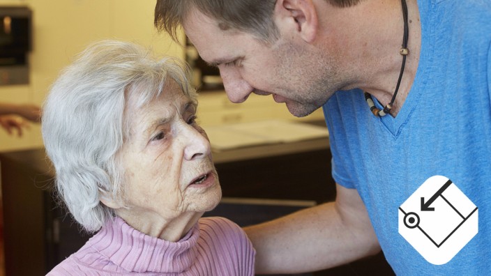 Geriatric nurse talking to age demented senior woman in a nursing home model released Symbolfoto pro