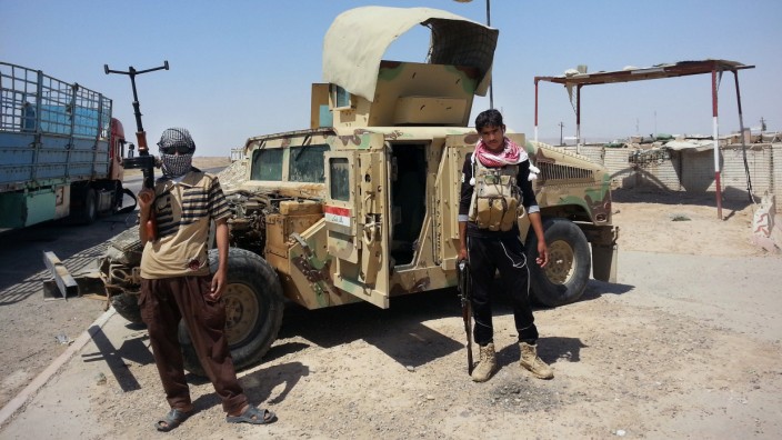 Islamischer Staat: Kämpfer des "Islamischen Staates" im Norden Bagdads 2014. Immer wieder versuchen offenbar vor allem ausländische IS-Kämpfer zu desertieren.