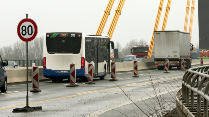 Duisburger Rheinbrücke der A 40 für LKW gesperrt