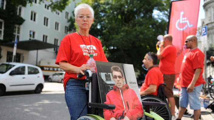 Schadensersatz-Forderung: Claudia Bernert kämpft seit Jahren um eine Entschädigung für einen Behandlungsfehler bei ihrem Sohn - vergangenes Jahr auch mal mit einem Hungerstreik vor der Allianz-Zentrale in München.