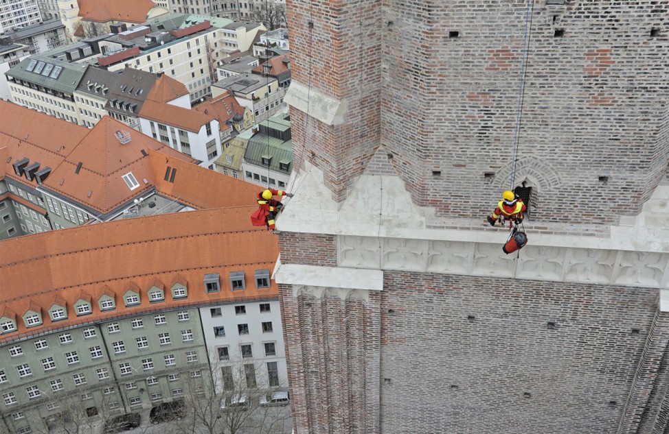 Feuerwehr rettet Turmfalken an Frauenkirche München