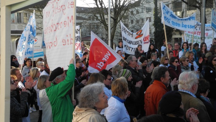 Burghausen: Am Montag demonstrierten Mitarbeiter der Burghauser Klinik vor dem Landratsamt in Altötting gegen die Schließung.