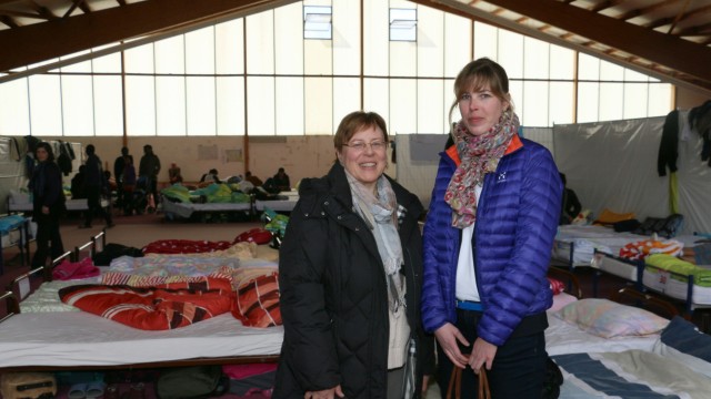 Flüchtlinge: Brigitte Detering (links) und Isabell Sittner vom Landratsamt arbeiten täglich in der Flüchtlingsunterkunft in Indersdorf.