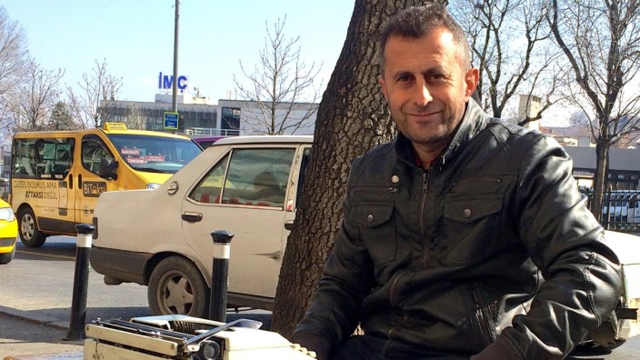 Türkei: Der Schreiber Süleyman Yiğit in seinem Straßenbüro