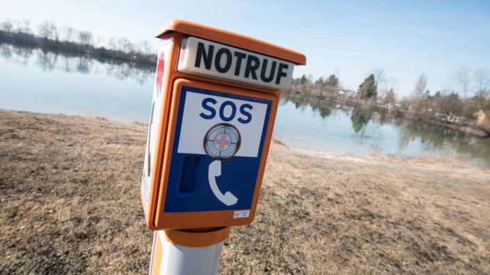 Eine Frage der Sicherheit: Eine SOS-Notrufsäule der Wasserwacht am Ufer des Langwieder Sees.