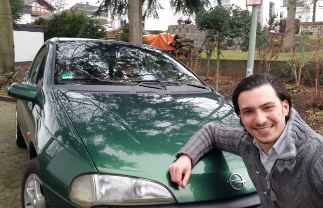 Ebay-Versteigerung: Firat Demirhan mit seinem Opel Tigra.