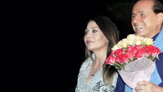 Silvio Berlusconi & seine Veronica: Veronica, Silvio und die Rosen - der Krieg ist öffentlich ausgetragen.