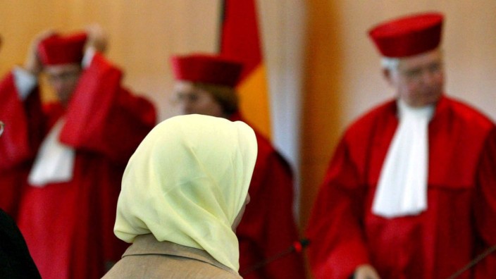 Islam und Staat: Fereshta Ludin erstritt das Urteil des Bundesverfassungsgerichts im September 2003. Die Frage, ob Lehrerinnen ein Kopftuch tragen dürfen, war damit noch nicht geklärt.
