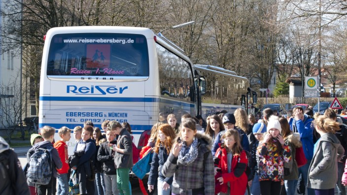 SZ-Schulratgeber: Mit dem Bus oder der S-Bahn in die Schule: Für viele Jugendliche ist das Alltag, wie hier an der Realschule Ebersberg.