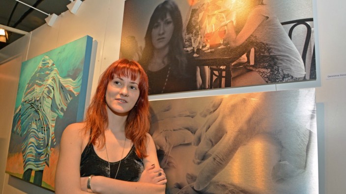 Ausstellung: Die Künstlerin Genoveva Dünzinger sieht sich in ihrer Fotografie "Kopfsache" (oben) mit sich selbst konfrontiert.