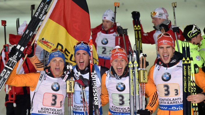 Biathlon-WM: Erik Lesser, Simon Schempp, Daniel Boehm und Arnd Peiffer: Die deutsche Biathlon-Staffel feiert ihren WM-Sieg.