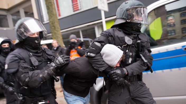 Mehrere Demos von Extremisten in Wuppertal - Festnahme