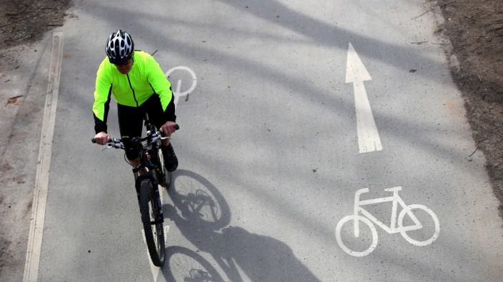 Verkehr: Eine Piktogrammkette Fahrrad besteht aus aufgemalten, aufeinander folgenden Fahrradsymbolen, die mit Pfeilen verbunden sind.
