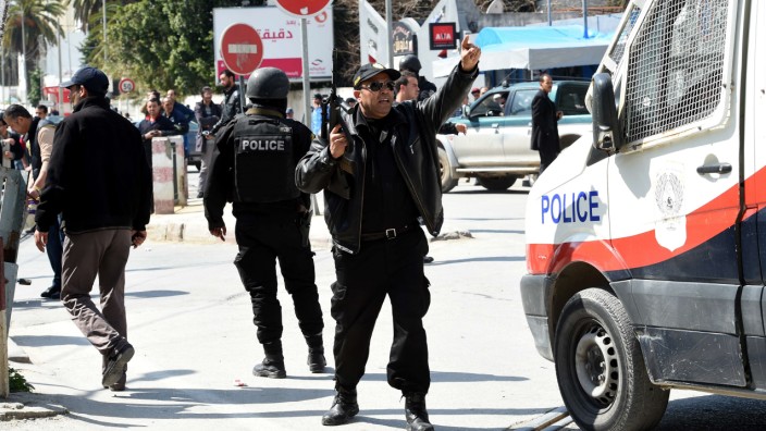 Tunesien: Tunesische Polizeieinheiten sichern die Gegend um das Bardo-Museum.