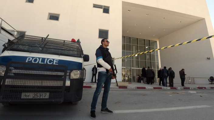 Terror in Tunis: Polizist vor dem Museum in Tunis: Am Ort des Attentats wurden die Sicherheitskräfte verstärkt.