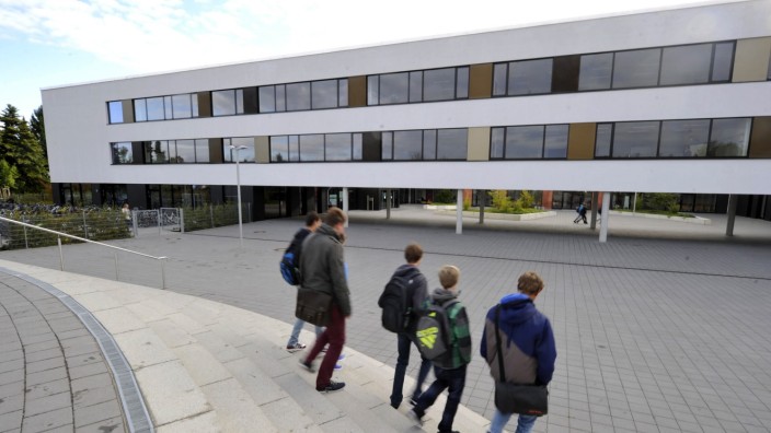 SZ-Schulratgeber: Auch wenn es viele Schüler nicht weit haben - der Weg zum Gymnasium in Höhenkirchen-Siegertsbrunn ist wegen schlechter Busanbindungen recht lang.