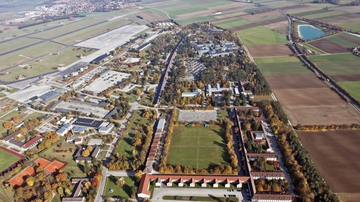 Fürstenfeldbruck und Maisach: Die ersten Anlagen des Campus' sind im nördlichen Bereich des Fliegerhorsts (links) geplant, wo große Teile der Start- und Rollbahnen bislang von BMW als Testfahrzentrum genutzt werden.