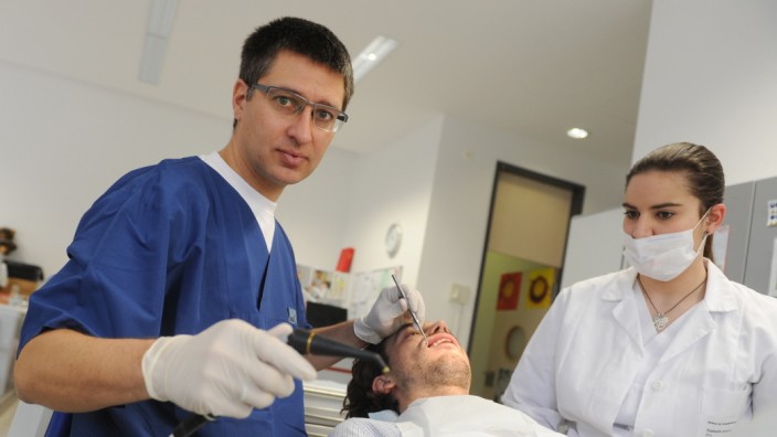 Moderne Medizin in München: Zahnarzt Jan Kühnisch bietet an der Poliklinik für Zahnerhaltung und Parodontologie der LMU eine Kariesbehandlung ohne Spritze und Bohrer an.