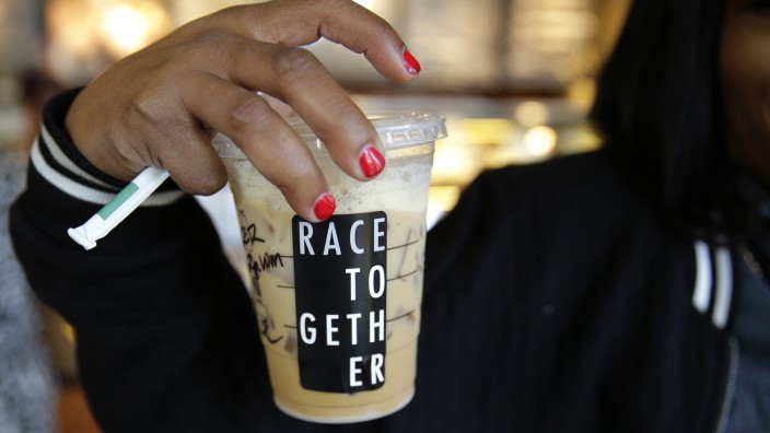 Anti-Rassismus-Kampagne bei Starbucks: Eiskaffee mit Botschaft: Starbucks erntete mit einer Kampagne gegen Rassismus viel Kritik.