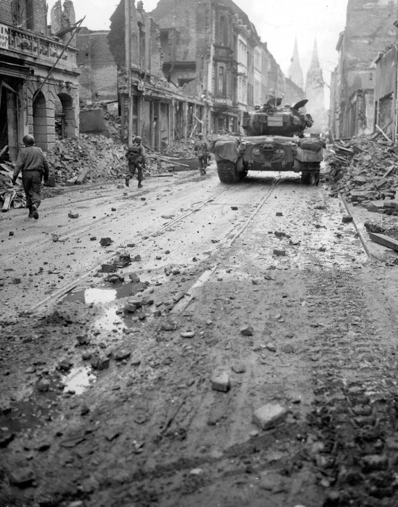 Ein amerikanischer Pershing in einer zerstörten Straße in Köln, 1945